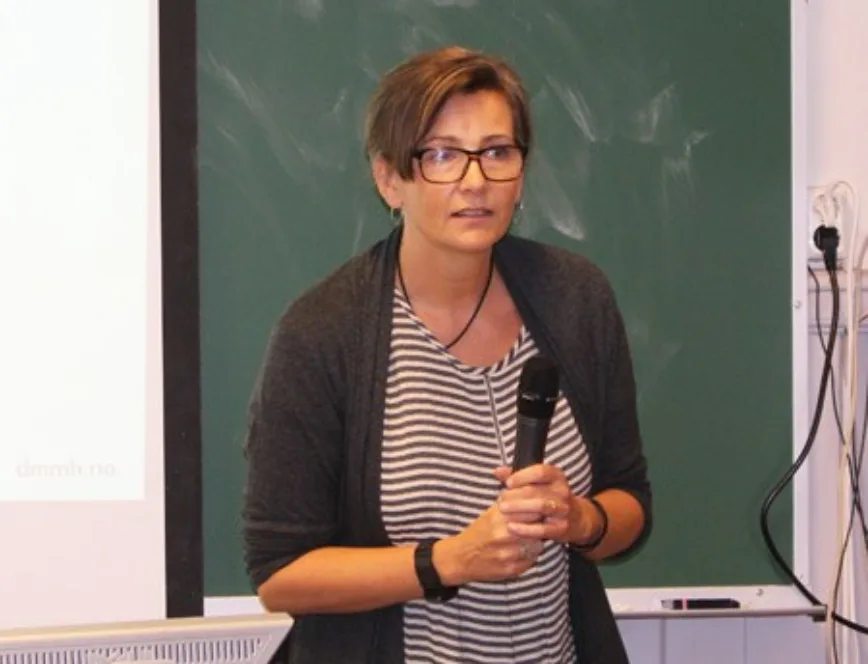 Klassestyrer Maria Selmer-Olsen synes det er stimulerende å arbeide med studenter som går rett fra skolebenken og ut i barnehagen, og motsatt vei. - Det er mye å lære av de erfaringene vi deler med hverandre, sier hun.