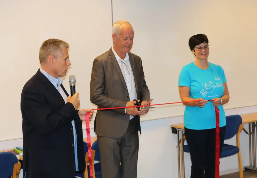 Jøran Gårder, Hans-Jørgen Leksen og Christine Reitan foretok en symbolsk snorklipping for å markere åpningen av DMMHs nye barnehagelærerutdanning ved Høgskolsesenteret i Kristiansund.