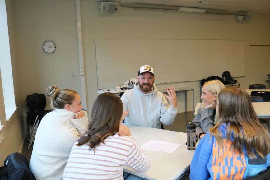 Barnehagelærerne presenterer ulike caser fra barnehagens hverdagsliv, som de diskuterte i grupper med DMMH-studentene. Barnehagelærerne presenterer ulike caser fra barnehagens hverdagsliv, som de diskuterte i grupper med DMMH-studentene.