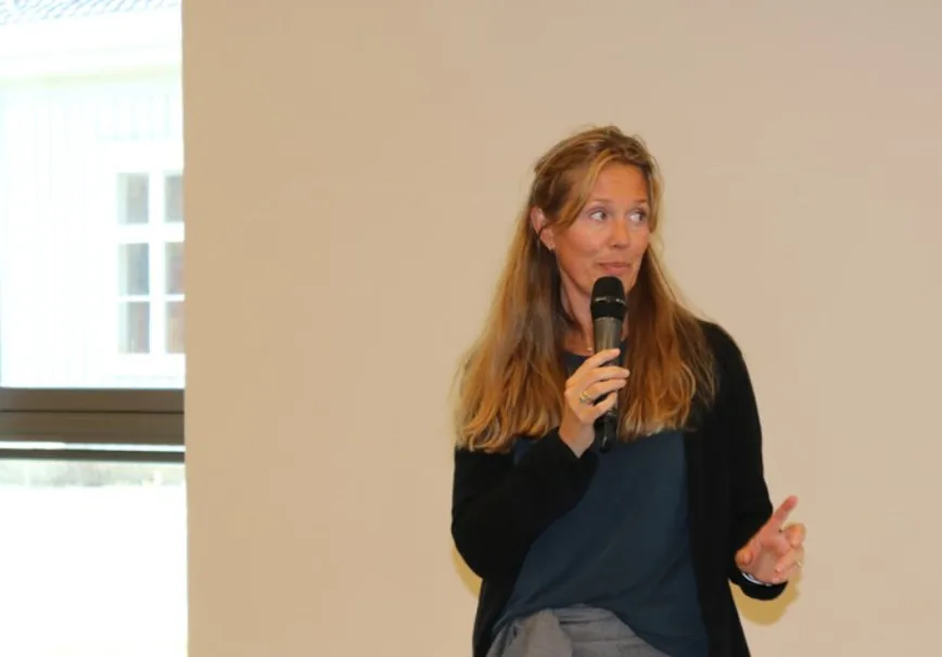 Marit Heldal ved DMMH er sterkt engasjert i arbeidet med flyktningebarna på Hellas, og har tatt initiativet til å opprette barnehagen Mikros Dounias som ligger i flyktningeleiren Pikpa.