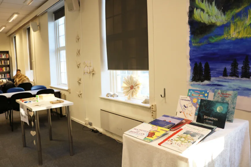 Utstillingene ved biblioteket på DMMH skal inspirere til å utvide mulighetene som ligger i bildeboka, både sammen med andre litterære tekster, det å dikte selv, ulike formingsaktiviteter og leik. Utstillingene ved biblioteket på DMMH skal inspirere til å utvide mulighetene som ligger i bildeboka, både sammen med andre litterære tekster, det å dikte selv, ulike formingsaktiviteter og leik.