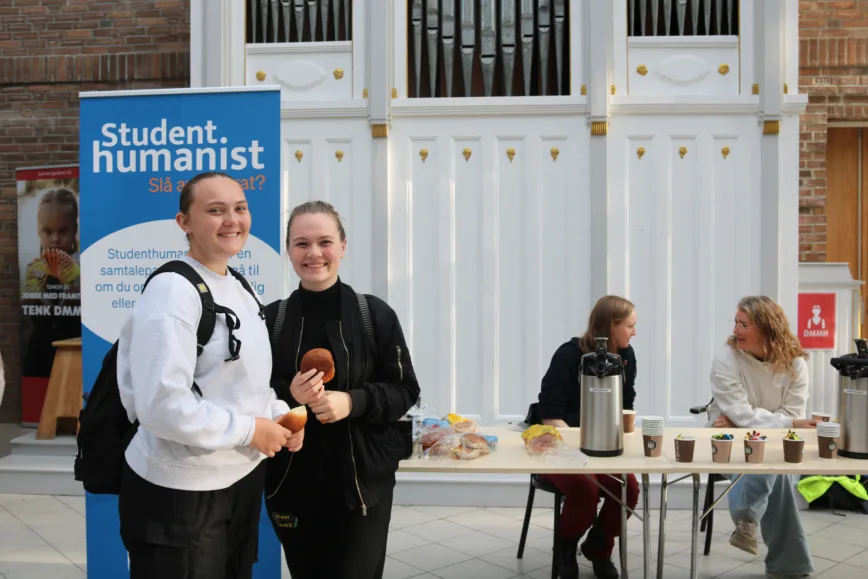 Mange studenter tok i mot tilbudet om en bolle og litt kaffe på morgenkvisten. Mange studenter tok i mot tilbudet om en bolle og litt kaffe på morgenkvisten.