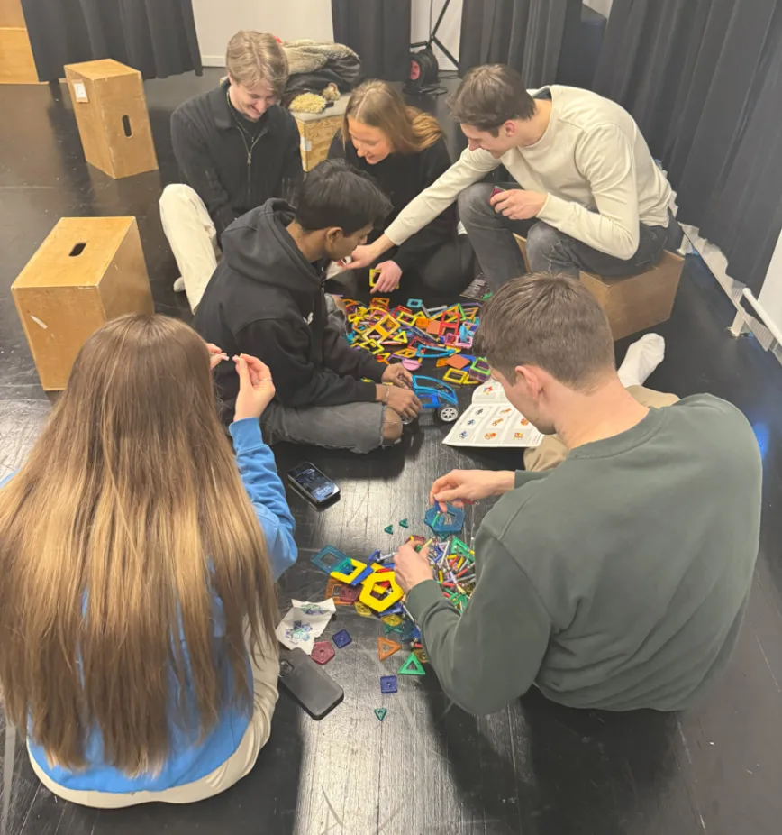 DMMH-studentene bestemte selv hvor lenge de ville jobbe med hver aktivitet. DMMH-studentene bestemte selv hvor lenge de ville jobbe med hver aktivitet.