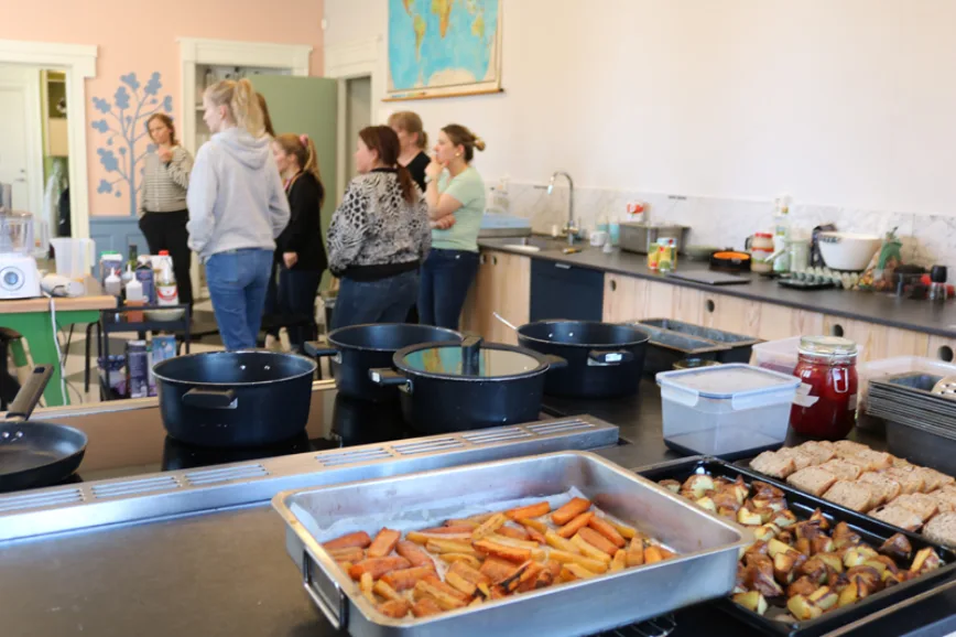 Staff from Trondhjems Asylselskap kindergartens are attending a cooking course at Credo Competence Center, learning that it neither takes much time nor money to make healthy and sustainable food.