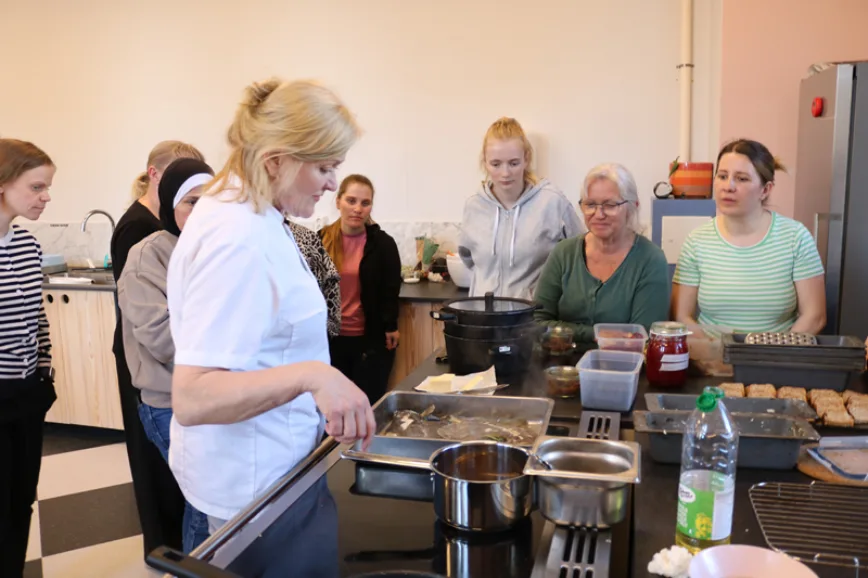 Michelin chef Heidi Bjerkan and Credo Competence Center are partners with DMMH and NTNU in the FOOD4kids project.