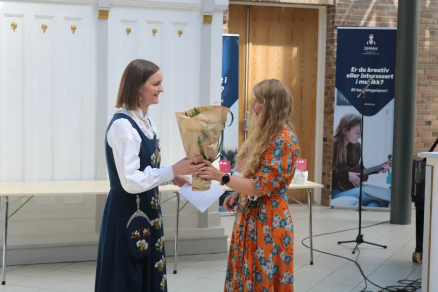 Ida Haugan Sonflå fikk DMMH-stipendet 2024, blant annet med bakgrunn i et svært godt vitnemål. Hun beskrives som en student som bidrar mye til fellesskapet i klassen. Ida Haugan Sonflå fikk DMMH-stipendet 2024, blant annet med bakgrunn i et svært godt vitnemål. Hun beskrives som en student som bidrar mye til fellesskapet i klassen.