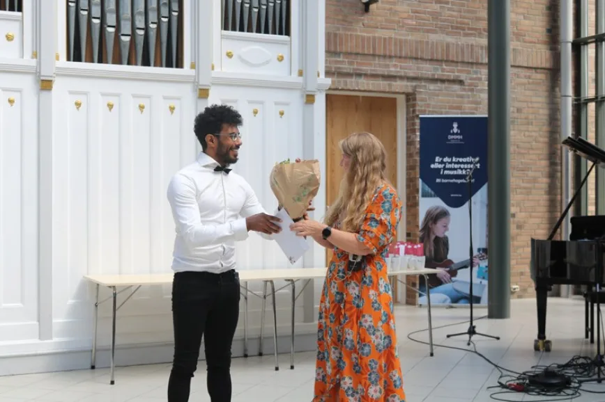 Mahmoud Mustafa Hammdalla Aly vant DMMH-stipendet 2024. Han har på en utmerket måte bidratt til å løfte læringsmiljøet og den interkulturelle kompetansen i klassen og han vil som barnehagelærer være et sårt tiltrengt forbilde for andre minioritetsspråklige menn. Mahmoud Mustafa Hammdalla Aly vant DMMH-stipendet 2024. Han har på en utmerket måte bidratt til å løfte læringsmiljøet og den interkulturelle kompetansen i klassen og han vil som barnehagelærer være et sårt tiltrengt forbilde for andre minioritetsspråklige menn.