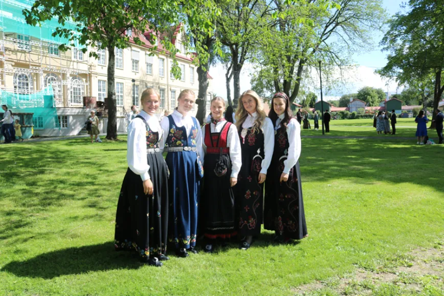 Det var stor glede i parken etter eksamensfesten. Det var stor glede i parken etter eksamensfesten.