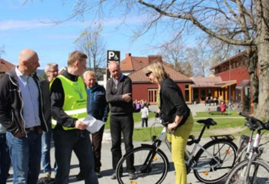 Ansatte prøver el-sykler