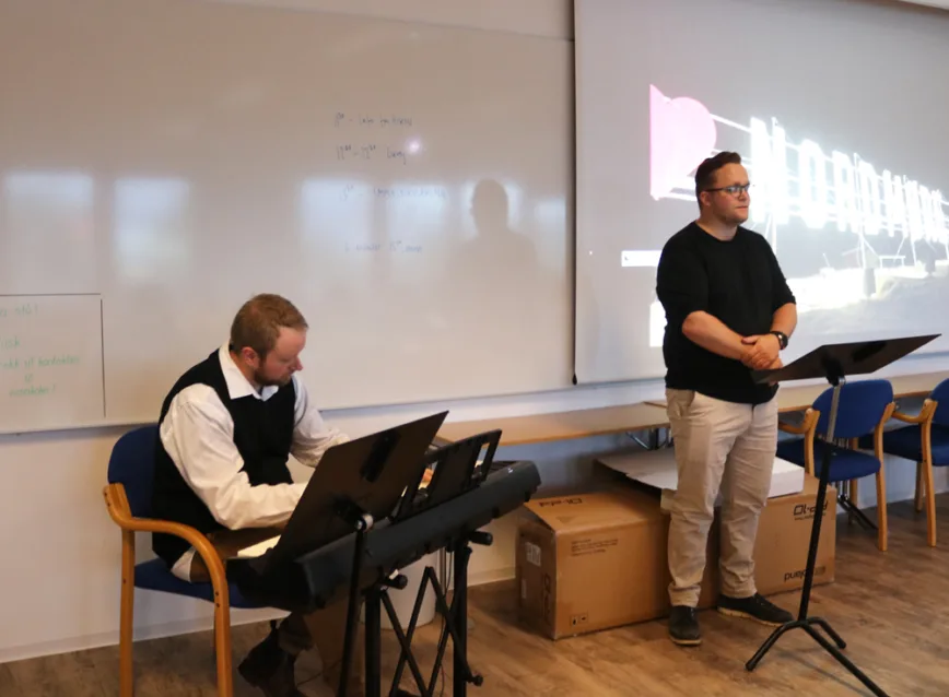 Stian Åkvik sang, mens Paul André Nilsen Grande spilte piano ved åpningen av DMMHs studie i Kristiansund. Stian Åkvik sang, mens Paul André Nilsen Grande spilte piano ved åpningen av DMMHs studie i Kristiansund.