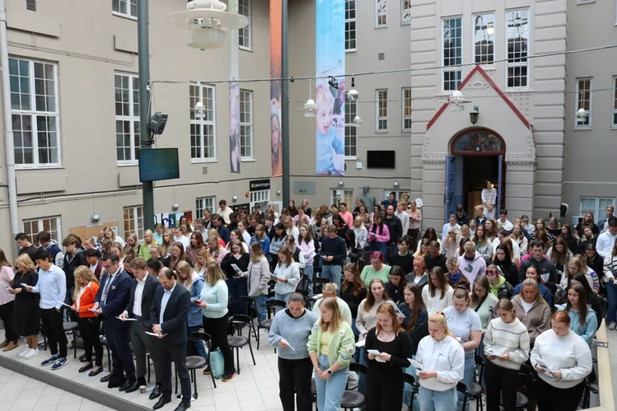 Tradisjonen tro avvikles eksamenen for DMMH-studentene som en barnekunstfestival på Frøset gård. Tradisjonen tro avvikles eksamenen for DMMH-studentene som en barnekunstfestival på Frøset gård.