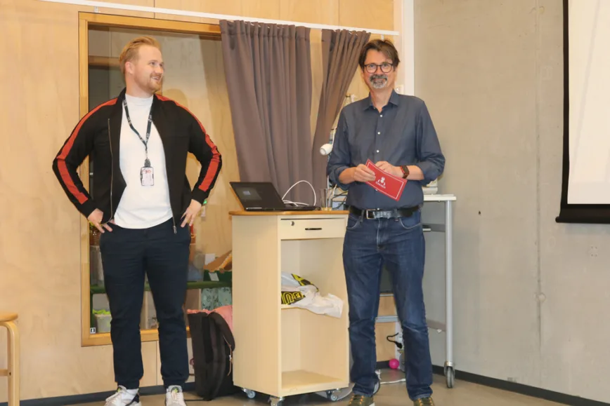 Avdelingsleder Lasse Vollen ved SIT Moholt barnehage og prosjektleder Paal Eckhoff Salvesen fra DMMH foretar en virtuell avduking av LUBA-skiltet. Avdelingsleder Lasse Vollen ved SIT Moholt barnehage og prosjektleder Paal Eckhoff Salvesen fra DMMH foretar en virtuell avduking av LUBA-skiltet.