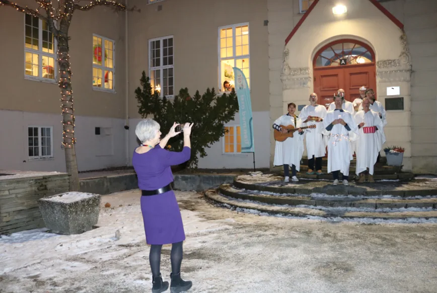 Sissel Mørreaunet dokumenterer Lucia-koret på DMMH Sissel Mørreaunet dokumenterer Lucia-koret på DMMH