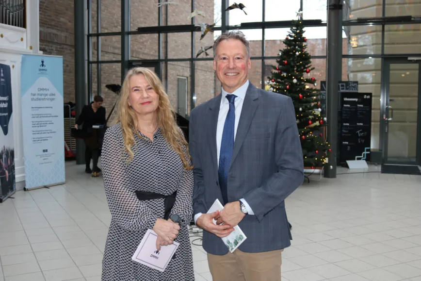 DMMHs rektor Else Berit Skagen og Robert Ullmann, daglig leder for barnehagenettverket Kanvas, holdt tale for avgangsseremonien for masterstudentene. DMMHs rektor Else Berit Skagen og Robert Ullmann, daglig leder for barnehagenettverket Kanvas, holdt tale for avgangsseremonien for masterstudentene.