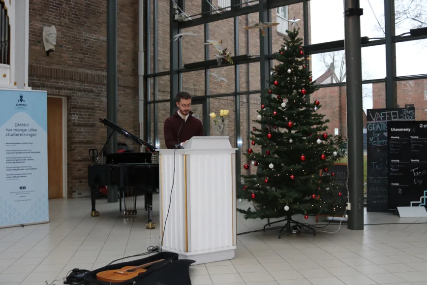 Blant dagens talere var også student Ole Martin Waag Strømsvik, som talte til medstudentene sine. Han oppfordret til å bruke kunnskapen fra studiet for å skape endring og bidra til en enda bedre barndom for barn i barnehagen. Blant dagens talere var også student Ole Martin Waag Strømsvik, som talte til medstudentene sine. Han oppfordret til å bruke kunnskapen fra studiet for å skape endring og bidra til en enda bedre barndom for barn i barnehagen.