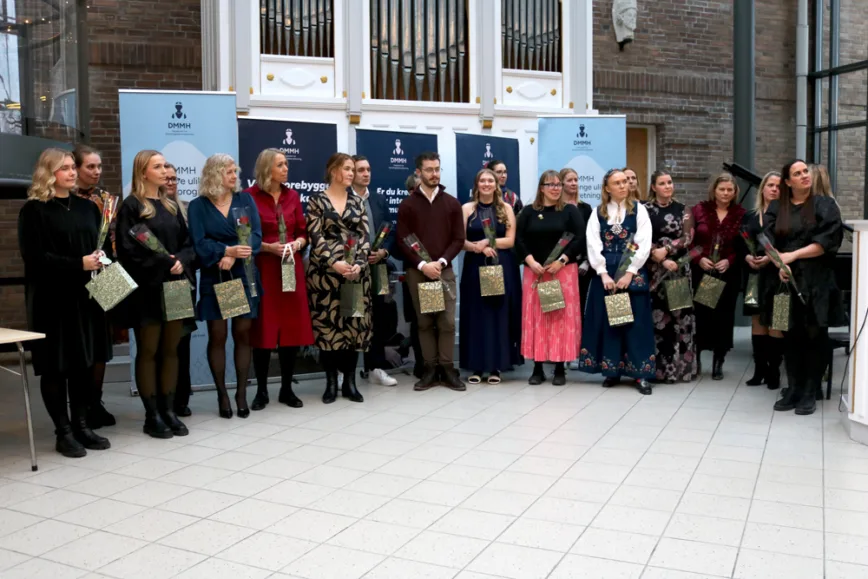 Gratulerer til alle nyutdannede masterstudenter ved DMMH! Vi gleder oss til å se hvordan dere vil gjøre en forskjell i barnehagen og samfunnet. Gratulerer til alle nyutdannede masterstudenter ved DMMH! Vi gleder oss til å se hvordan dere vil gjøre en forskjell i barnehagen og samfunnet.