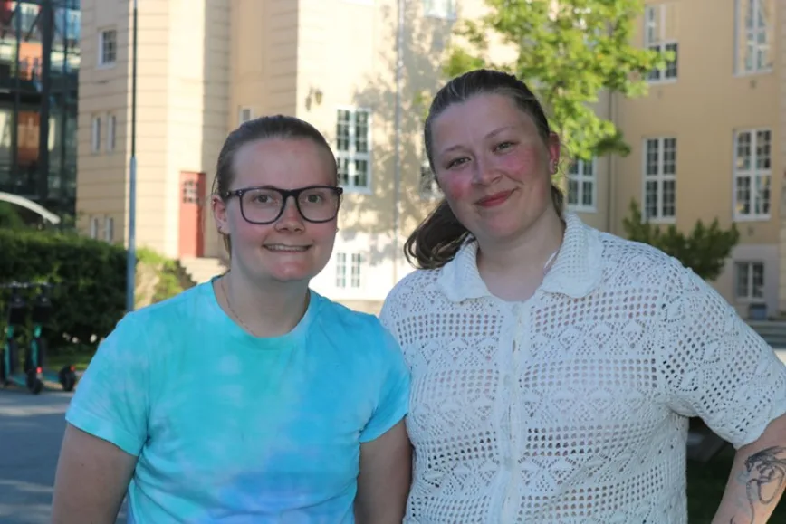 Lizbeth Amalie Ohrstrand og Edel Vidarsdatter Løvås var nestleder og leder for Studentparlamentet ved DMMH studieåret 2022/2023. Lizbeth Amalie Ohrstrand og Edel Vidarsdatter Løvås var nestleder og leder for Studentparlamentet ved DMMH studieåret 2022/2023.