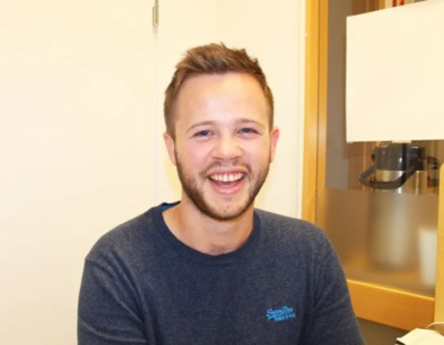 Jørgen ler