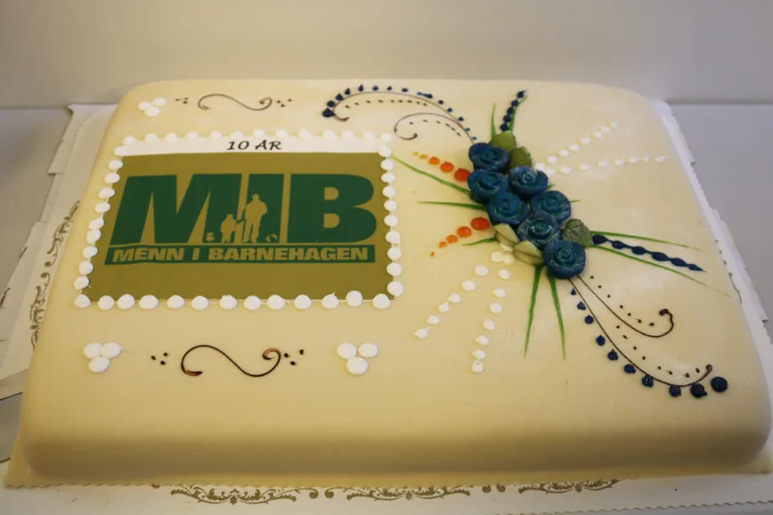 Jubileet ble markert med kake på fagdagen Menn i barnehagen avholdt av DMMH tidligere i år.