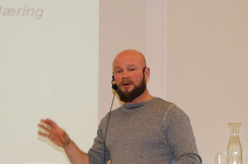 - Menn passer til yrket. Det er bare så synd at det er så få som vet at de gjør det, sa Arne Kjos, avdelingsleder ved Kuhaugen barnehage. Han er opptatt av at vi må la barna slippe til og klare ting selv, de kan mye mer enn vi tror. - Menn passer til yrket. Det er bare så synd at det er så få som vet at de gjør det, sa Arne Kjos, avdelingsleder ved Kuhaugen barnehage. Han er opptatt av at vi må la barna slippe til og klare ting selv, de kan mye mer enn vi tror.
