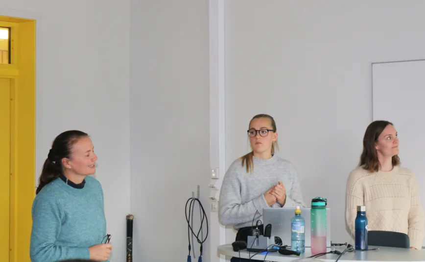Studentene Hanne Brevik, Marte Aasheim Pettersen og Ida Sonflå fra linja Barnehagelærer med vekt på natur og friluftsliv viste bilder og fortalte fra utdanningen. Studentene Hanne Brevik, Marte Aasheim Pettersen og Ida Sonflå fra linja Barnehagelærer med vekt på natur og friluftsliv viste bilder og fortalte fra utdanningen.