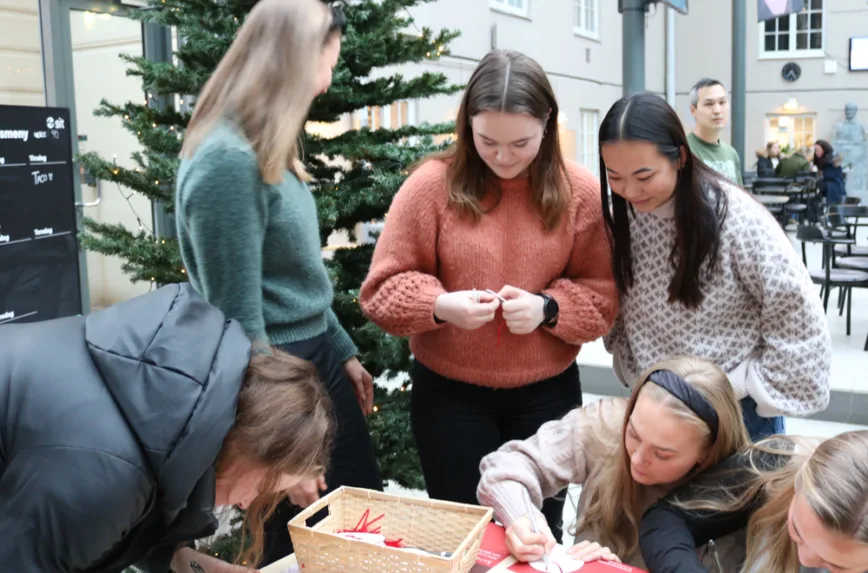 Studentene skrev ivrig på savnetreet til DMMH. Studentene skrev ivrig på savnetreet til DMMH.