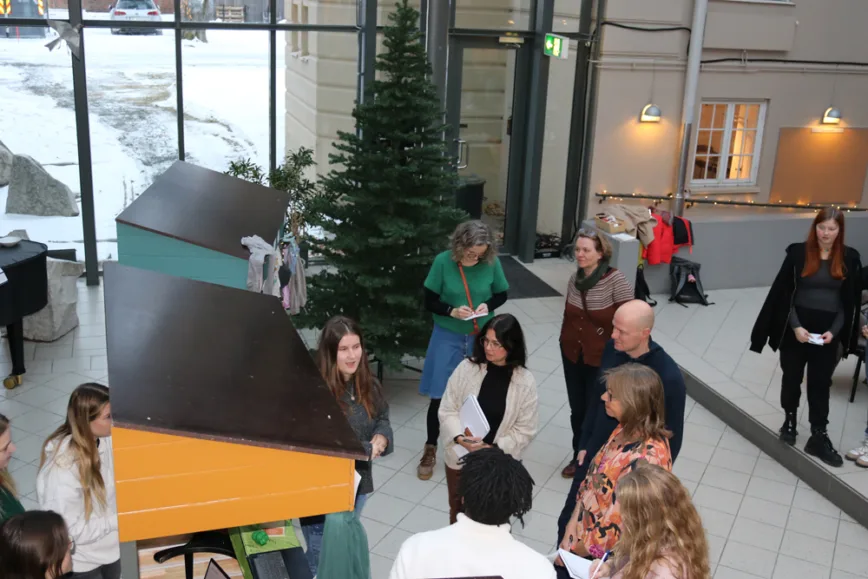 Panelet kom med råd og tilbakemeldinger som studentene tok med seg til eksamen, og med tanke på å utvikle prosjektene ytterligere. Panelet kom med råd og tilbakemeldinger som studentene tok med seg til eksamen, og med tanke på å utvikle prosjektene ytterligere.