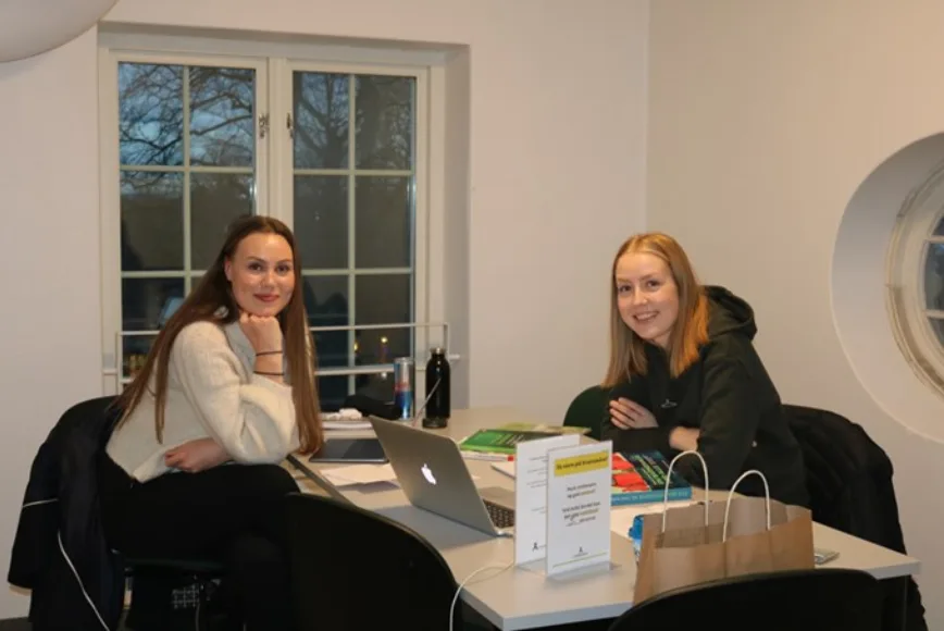 Sara Murvold og Ingrid Slettestøl får snart juleferie fra studiene ved DMMH.