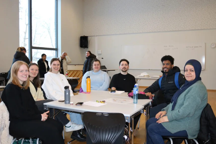 Vilde Moen, barnevernspedagogstudent, Malin Jæger Hansen, sosionomstudent, Andrea Elisabeth Bjørk, sosionomstudent, Eline Mogstad Almo, barnevernspedagogstudent, Trygve Tverli barnehagelærerstudent, Mahmoud Alym, barnehagelærerstudent og Somaya Abumatter, vernepleierstudent. Vilde Moen, barnevernspedagogstudent, Malin Jæger Hansen, sosionomstudent, Andrea Elisabeth Bjørk, sosionomstudent, Eline Mogstad Almo, barnevernspedagogstudent, Trygve Tverli barnehagelærerstudent, Mahmoud Alym, barnehagelærerstudent og Somaya Abumatter, vernepleierstudent.