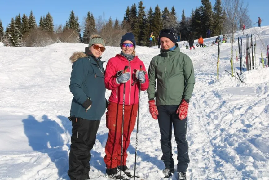Sarah Holmeide, Anne H. Sivertsen og Jørgen Gregers ved DMMH forteller at den første kursdagen går med til teori og planlegging, mens de på dag to lærer å tyde dyrespor og å lage iskrem i snøen, samt å bygge opp alle aktivtetene.